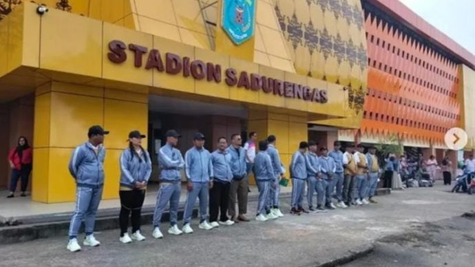 (Pelepasan atlet POPDA di Halaman Kantor Disporapar Kab Paser. Para atlet dilepas oleh Kepala Bidang Olahraga Dispora Paser, Kurniawan) 