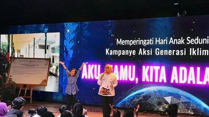 Menteri PPPA Arifah Fauzi berdialog bersama seorang anak dalam kolaborasi aksi iklim 