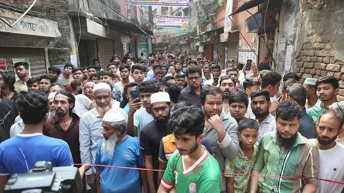 Orang-orang berada di wilayah yang terdampak gempa bumi di Dhaka, Bangladesh, Jumat 21 November 2025. ANTARA/Xinhua/Habibur Rahman/aa. 