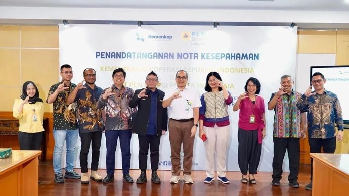 Para jajaran Kementerian Koperasi (Kemenkop) dan PLN-EPI berfoto bersama usai penandatanganan MoU terkait biomassa berbasis koperasi di Jakarta, Jumat, 21 November 2025. (ANTARA/HO-Kemenkop RI)
