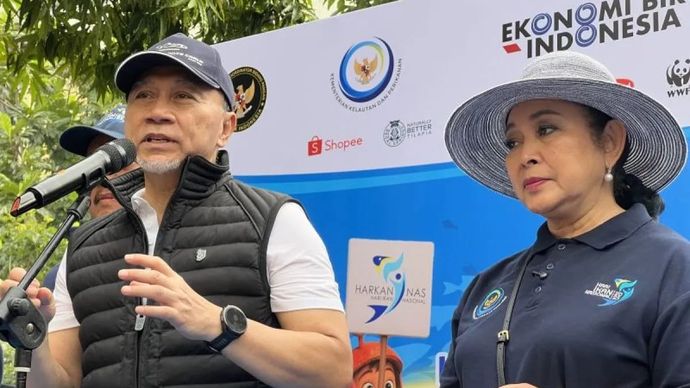 Menteri Koordinator (Menko) Bidang Pangan Zulkifli Hasan (Zulhas) (kiri) bersama Ketua Komisi IV DPR RI Siti Hediati Hariyadi atau yang dikenal sebagai Titiek Soeharto (kanan) dalam acara Puncak Hari Ikan Nasional 2025, yang digelar di Jakarta, Minggu 23 November 2025. ANTARA/Putu Indah Savitri