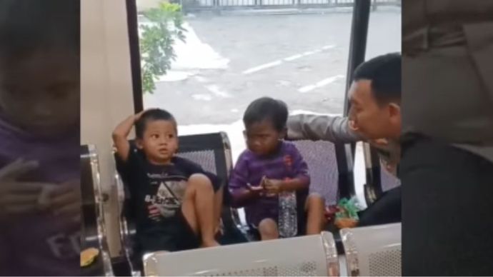 Polisi pertemukan dua anak yang tersesat dengan orang tuanya di Jakut