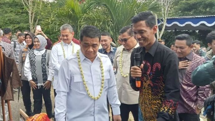 Wamen Desa dan Pembangunan Daerah Tertinggal Riza Patria saat kunjungan ke Lumbung Mataram di Kelurahan Guwosari Pajangan, Kabupaten Bantul, Daerah Istimewa Yogyakarta, Kamis, 20 November 2025. ANTARA/Hery Sidik