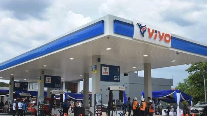 Arsip Foto - Pengemudi angkutan kota mengisi BBM di Stasiun Pengisian Bahan Bakar Umum (SPBU) Vivo saat peresmiannya, di Cilangkap, Jakarta Timur, Kamis 26 Oktober 2025. ANTARA FOTO/Indrianto Eko Suwarso/foc/pri