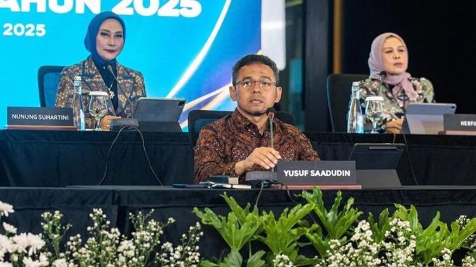 Arsip Foto - Direktur Utama bank bjb Yusuf Saadudin (kanan) didampingi Direktur Konsumer &amp; Ritel Nunung Suhartini (kiri) dan Pemimpin Divisi Corporate Secretary Herfinia (kanan) menyampaikan pemaparan kinerja bisnis saat Public Expose Tahun 2025 di Menara bank bjb, Bandung, Jawa Barat, Rabu 29 Oktober 2025. ANTARA FOTO/Novrian Arbi/nz/am.