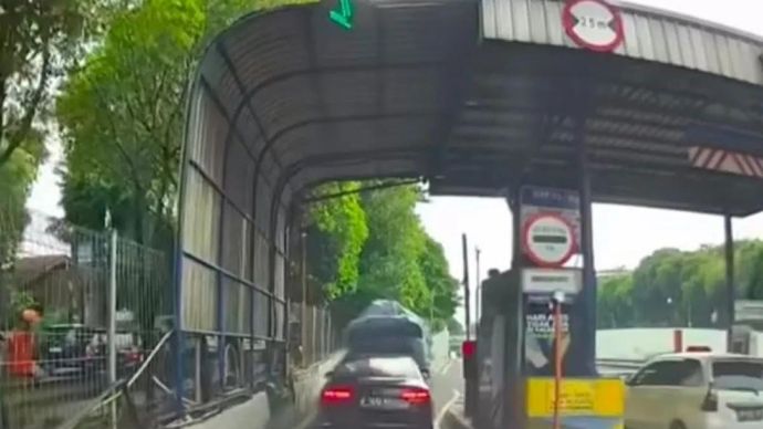 Tangkapan layar akun Instagram @dashcam_owners_indonesia saat merekam mobil sedan yang menerobos gerbang tol Simatupang, Jakarta Selatan, Rabu 19 November 2025 (ANTARA/Instagram/@dashcam_owners_indonesia/Ilham Kausar)