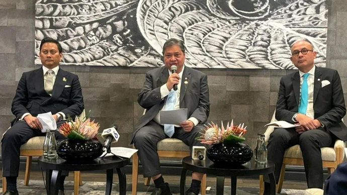 Menteri Koordinator bidang Perekonomian Airlangga Hartarto (tengah) memberikan keterangan pers di Johannesburg, Afrika Selatan, Sabtu 22 November 2025 malam. ANTARA/Mentari Dwi Gayati/am.