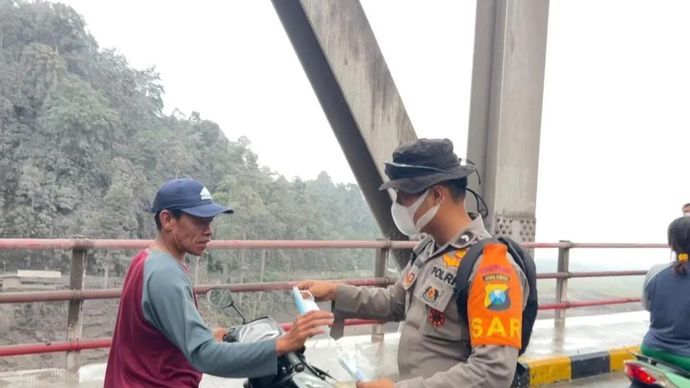 Tim SAR Polda Jatim bagikan masker kepada pengendara yang melintas di jembatan Curah Kobokan di Kabupaten Lumajang, Minggu, 23 November 2025. ANTARA/HO-Polda Jatim
