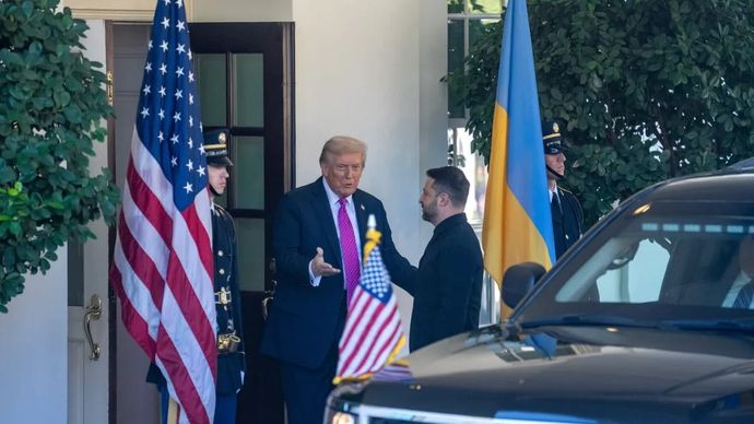 Presiden AS Donald Trump menyambut Presiden Ukraina Volodymyr Zelensky di Gedung Putih di Washington, D.C., Amerika Serikat, pada 17 Oktober 2025. ANTARA/Xinhua/Hu Yousong