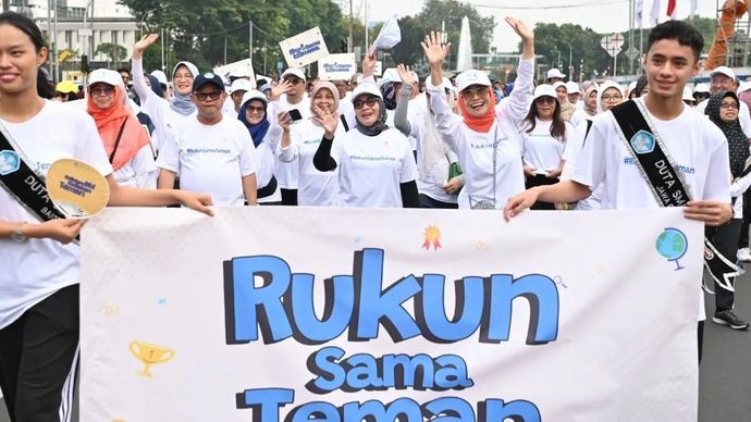 Menteri PPPA Arifah Fauzi (tengah) dan Mendikdasmen Abdul Mu&rsquo;ti (kiri) dalam acara #RukunSamaTeman yang diadakan di Jakarta, Minggu, 23 November 2025. ANTARA/HO-Kemen PPPA