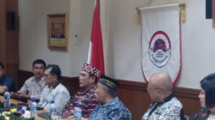 Jajaran pengurus Dewan Pengurus Nasional (DPN) Batak Center saat menggelar konfremso pers  di Jakarta Minggu (23/11/2025). (Waspada.id/ Andy Yanto Aritonang) 