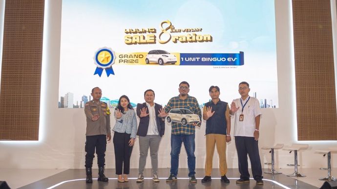 Wuling mengumumkan pemenang grand prize BinguoEV dari program &quot;Wuling 8th Anniversary SALEbration&quot;. (Foto: Istimewa/Wuling Motors) 