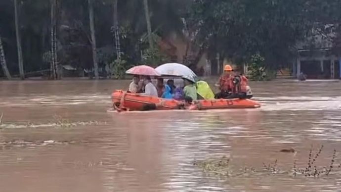 Anggota BPBD Kabupaten Padang Pariaman, Sumbar, mengevakuasi korban banjir di Kecamatan Ulakan Tapakis. ANTARA/HO-BPBD Padang Pariaman