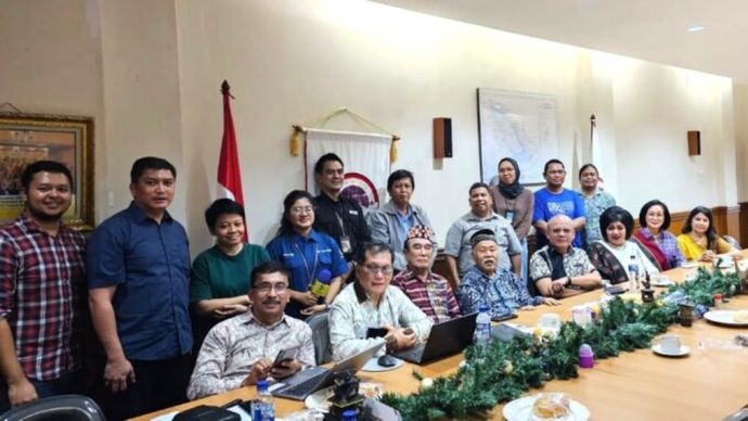 Foto bersama usai Konferensi Pers terkait TPL di Sekretariat Batak Center, Jakarta, Minggu (23/11/2025). Dari Kiri (duduk): Jaya Tahoma Sirait, SH. MM (Wasekjen), Prof. DR. Mompang Panggabean, SH. M.Hum (Sekretaris Dewan Pembina), Ir. Sintong M. Tampubolon (Ketum), Drs Jerry R. Sirait (Sekjen) dan Ir Lambok Sianipar MBA (Bendum)/indonesiavoice.com