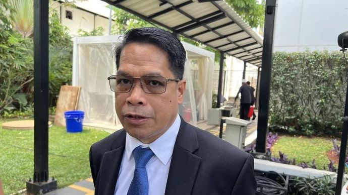 Direktur Jenderal Minyak dan Gas Bumi (Dirjen Migas) Kementerian ESDM Laode Sulaeman memberi keterangan ketika ditemui di Kantor Kementerian ESDM, Jakarta, Senin 24 November 2025. (ANTARA/Putu Indah Savitri)