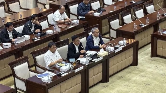 Direktur Jenderal Pajak Bimo Wijayanto memberikan pemaparan dalam Rapat Kerja bersama Komisi XI DPR RI di Jakarta, Senin 24 November 2025. (ANTARA/Imamatul Silfia)