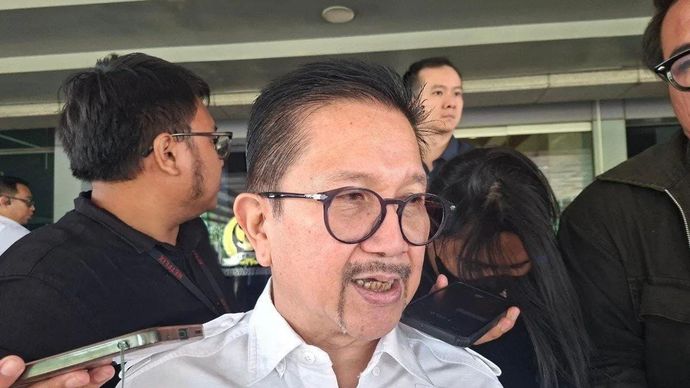 Presiden Direktur PT Freeport Indonesia Tony Wenas menyampaikan keterangan kepada wartawan setelah menghadiri Rapat Dengar Pendapat bersama Komisi VI DPR RI di Jakarta, Senin 24 November 2025. (ANTARA/Aji Cakti)