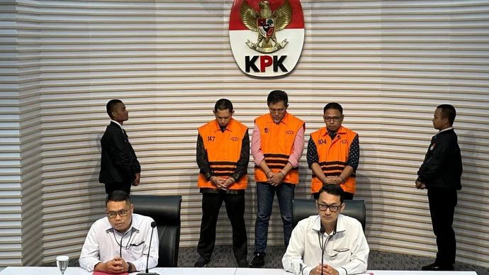 Pelaksana Tugas Deputi Penindakan dan Eksekusi Komisi Pemberantasan Korupsi Asep Guntur Rahayu (kiri depan) bersama Juru Bicara KPK Budi Prasetyo (kanan depan) saat menunjukkan tiga tersangka baru kasus dugaan korupsi proyek pembangunan Rumah Sakit Umum Daerah Kolaka Timur, Sulawesi Tenggara, yakni (kiri-kanan) HP, AGR, dan YSN, di Gedung Merah Putih KPK, Jakarta, Senin 24 November 2025. (ANTARA/Rio Feisal)