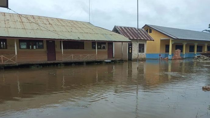 Fasilitas pendidikan di Kabupaten Aceh Singkil terendam banjir luapan akibat hujan deras, Minggu 23 November 2025. ANTARA/HO/Humas BPBA