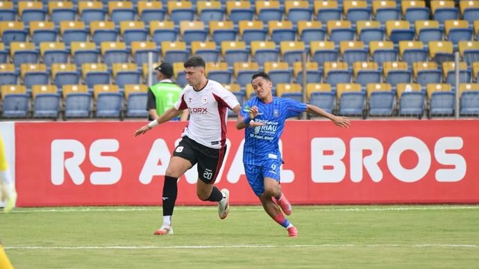 Pemain PSPS Pekanbaru dan Garudayaksa berebut bola dalam pertandingan di Stadion Kaharuddin Nasution, Pekanbaru. ANTARA/Bayu Agustari Adha