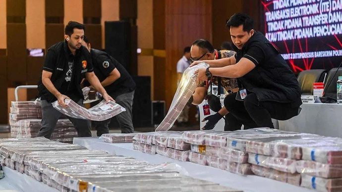 Sejumlah petugas memindahkan barang bukti uang tunai senilai Rp204 miliar untuk ditampilkan saat pengungkapan kasus pembobolan rekening pasif di Gedung Bareskrim Polri, Jakarta, Kamis 25 September 2025. ANTARA FOTO/Rivan Awal Lingga/nym/aa.