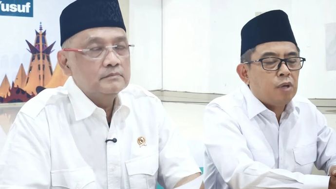 Menteri Haji dan Umroh Mochamad Irfan Yusuf (kiri) didampingi Deputi Bidang Koordinasi Pelayanan Haji Dalam Negeri Badan Penyelenggara Haji Republik Puji Rahardjo saat memberikan keterangan. diBandarlampung, Lampung, Senin 24 November 2025. ANTARA/Di