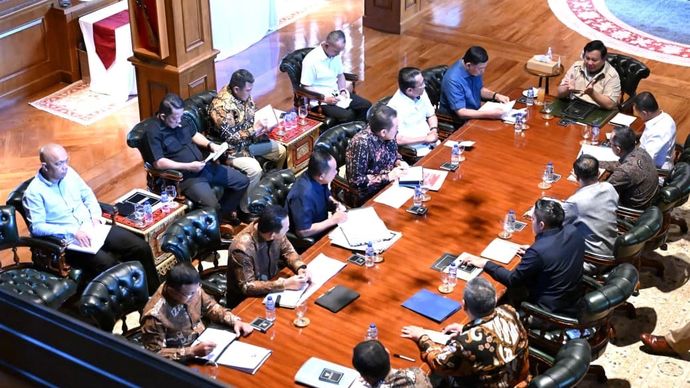 Presiden Republik Indonesia Prabowo Subianto memanggil sejumlah anggota Kabinet Merah Putih ke kediaman pribadinya di Hambalang, Bogor