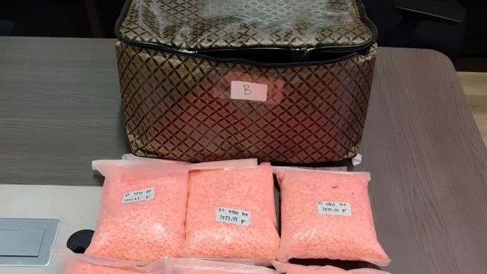 Salah satu tas berisi ekstasi yang diamankan dari MR, tersangka kasus narkoba yang dibuang di ruas Jalan Tol Trans Sumatera KM 136B Lampung. (ANTARA/HO-Dittipidnarkoba Bareskrim Polri)