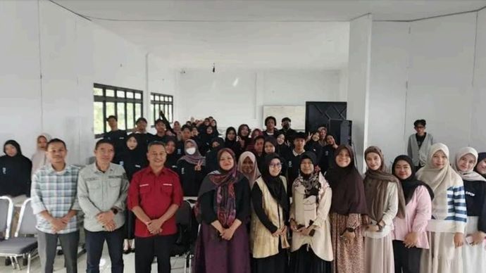 (Pelatihan Pemuda Milenial Bidang Pertanian dengan Tema Regenerasi Petani Muda dan Teknologi Hidroponik Aksi Nyata Ketahanan Pangan di Kabupaten Paser) 