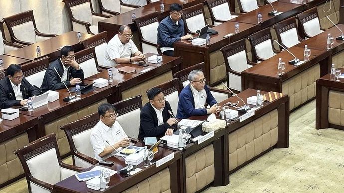 Direktur Jenderal Pajak Bimo Wijayanto memberikan pemaparan dalam Rapat Kerja bersama Komisi XI DPR RI di Jakarta, Senin 24 November 2025. ANTARA/Imamatul Silfia/aa.