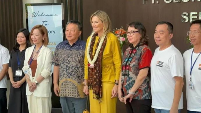 Ratu Maxima Zorreguieta Cerruti (baju kuning( dari Kerajaan Belanda saat mengunjungi salah satu pabrik garmen di Kabupaten Sragen, Jawa Tengah, Selasa 25 November 2025 (HO-Istimewa)