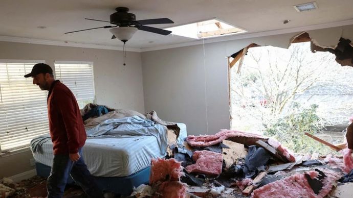Nevin Mogford berjalan melewati rumahnya yang dalam proses penjualan, rusak setelah tornado melanda di Round Rock,Texas, Amerika Serikat, Selasa, 22 Maret 2022. ANTARA FOTO/REUTERS/Tamir Kalifa/aww/sad.