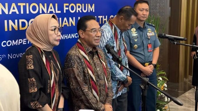 Wamenkes Benjamin Paulus Octavianus (kedua kiri) menjawab pertanyaan wartawan usai Forum Nasional Pertama Konsil Kesehatan Indonesia di Jakarta, Selasa, 25 November 2025. ANTARA/Prisca Triferna