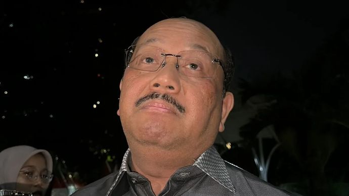 Pengacara dari terdakwa kasus dugaan korupsi dalam proses kerja sama usaha dan akuisisi PT Jembatan Nusantara oleh PT ASDP Indonesia Ferry (Persero) tahun 2019-2022 Ira Puspadewi, Soesilo Aribowo, memberikan keterangan saat mendatangi Gedung Merah Putih KPK, Jakarta, Selasa, 25 November 2025. (ANTARA/Rio Feisal)