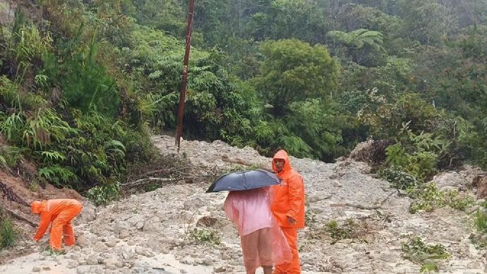 Sejumlah warga melihat akses jalan nasional yang menghubungkan Kota Padangsidimpuan menuju Medan via Kecamatan Tarutung terputus total di Kecamatan Sipirok, Kabupaten Tapanuli Selatan, Sumatera Utara, Selasa 25 November 2025. ANTARA/HO-Kecamatan Sipirok.