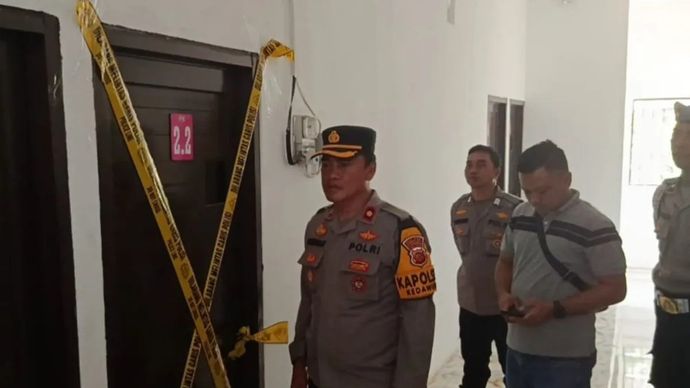 Petugas kepolisian melakukan olah tempat kejadian perkara (TKP) terkait kasus penemuan jasad perempuan di dalam kamar kos di Cirebon, Jawa Barat, Selasa, 25 November 2025. ANTARA/Fathnur Rohman.