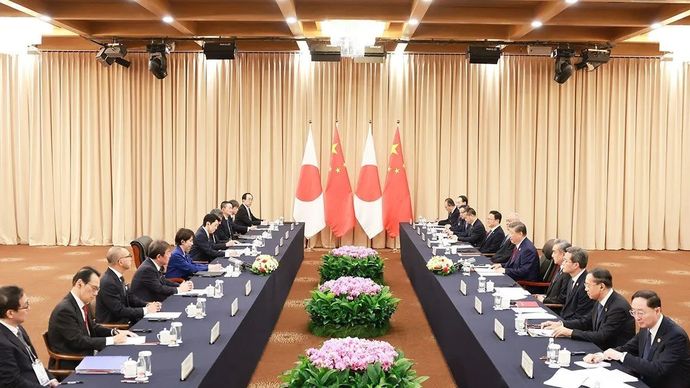 Photo file: Presiden China Xi Jinping bertemu dengan Perdana Menteri Jepang Sanae Takaichi di sela-sela Pertemuan Pemimpin Ekonomi Asia-Pasifik (APEC) ke-32 di Gyeongju, Korea Selatan, Jumat, 31 Oktober 2025. ANTARA/Xinhua/Ding Lin/aa.