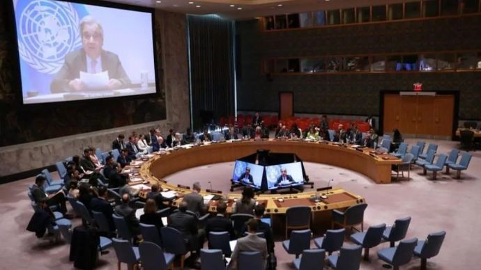 Arsip - Sekretaris Jenderal PBB Antonio Guterres (tampak di layar) berbicara melalui tautan video pada debat terbuka Dewan Keamanan tentang masa depan PBB di Markas Besar PBB di New York, 24 Oktober 2025. (ANTARA/Xinhua/Xie E.)