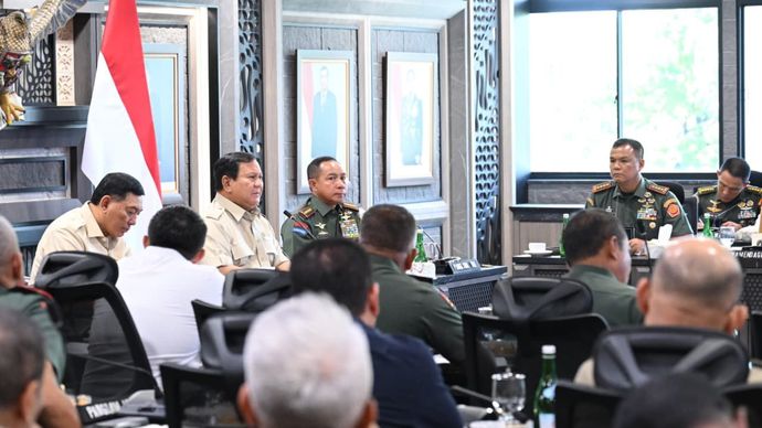 Panglima TNI Jenderal TNI Agus Subiyanto bersama Menhan RI Sjafrie Sjamsoeddin mendampingi Presiden RI Prabowo Subianto dalam Rapat Evaluasi Percepatan Pembangunan Koperasi Desa/Kelurahan Merah Putih (KDKMP) yang digelar secara virtual dengan jajaran TNI serta pemerintah daerah di seluruh Indonesia yang berlangsung di Mabes TNI, Cilangkap, Jakarta Timur, Selasa (25/11/2025).