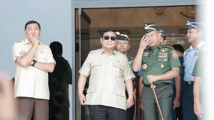  Panglima TNI Jenderal TNI Agus Subiyanto bersama Menhan RI Sjafrie Sjamsoeddin mendampingi Presiden RI Prabowo Subianto dalam Rapat Evaluasi Percepatan Pembangunan Koperasi Desa/Kelurahan Merah Putih (KDKMP) yang digelar secara virtual dengan jajara