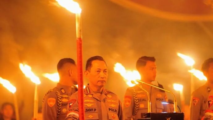 Kapolri Jenderal Pol. Listyo Sigit Prabowo memegang obor dalam kegiatan Renungan Nilai-Nilai Ksatria Bhayangkara dalam Apel Kasatwil Polri 2025 di Cikeas, Bogor, Selasa, 25 november 2025. (ANTARA/HO-Divisi Humas Polri)