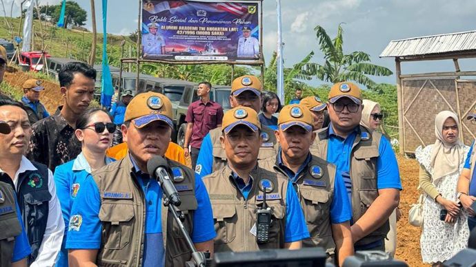 Alumni Akademi TNI Angkatan Laut Angkatan 42 Tahun 1996 (Moro Saka) menggelar kegiatan Bakti Sosial dan Penanaman 1.996 pohon di Desa Bojongkoneng, Kecamatan Babakan Madang, Sentul, Bogor. Kegiatan ini dihadiri oleh Kepala Staf Angkatan Laut, Laksamana TNI Muhammad Ali, jajaran TNI AL, serta mitra strategis Bank BRI.