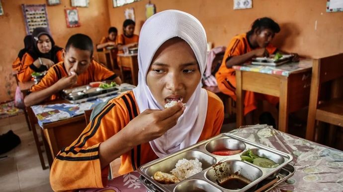 Arsip - Sejumlah pelajar menyantap makanan bergizi gratis di SDN 3 Bukit Tunggal, Palangka Raya, Kalimantan Tengah, Senin, 24 November 2025. Kementerian Koordinator Bidang Pangan menyatakan bahwa program Makan Bergizi Gratis (MBG) pada tahun 2026 membutuhkan sebanyak 82,9 juta porsi protein, sesuai dengan jumlah penerima manfaat. ANTARA FOTO/Auliya Rahman/rwa. (ANTARA FOTO/AULIYA RAHMAN)