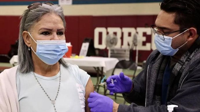Arsip foto - Seorang tenaga kesehatan memberikan suntikan vaksin flu kepada seorang warga lokal di Los Angeles, Amerika Serikat, Sabtu 17 Desember 2022. ANTARA/Xinhua/str/aa.