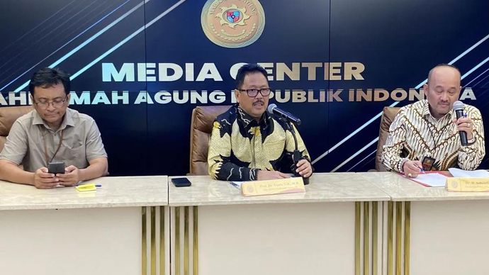 Juru Bicara Mahkamah Agung Yanto (tengah) menjawab pertanyaan wartawan dalam konferensi pers di Media Center MA, Jakarta, Rabu 26 November 2025. ANTARA/Fath Putra Mulya.