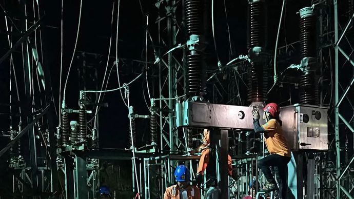 Arsip Foto - Petugas PLN sedang melakukan penormalan aliran listrik. ANTARA/HO-Humas PLN