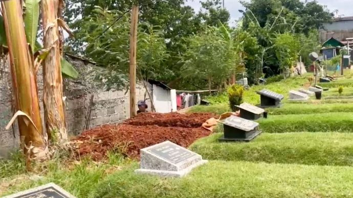 Situasi di Tanah Wakaf Masjid Jami Al Muflihun Bintaro, Jakarta Selatan, yang menjadi makam korban penculikan dan pembunuhan Alvaro Kiano Nugroho (6), Jakarta, Rabu, 26 November 2025. ANTARA/Luthfia Miranda Putri.