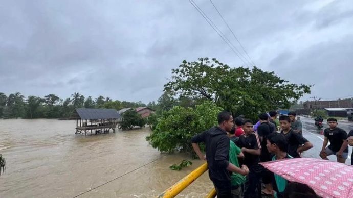 Warga memantau kondisi sungai dari jembatan Idi Cut, Kecamatan Darul Aman, Kabupaten Aceh Timur, Rabu 26 November 2025. ANTARA/Hayaturrahmah