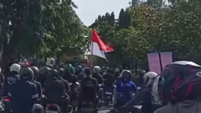 Warga Sunter Jaya melakukan aksi unjuk rasa di depan Kantor BPN Jakarta Utara perihal sengketa lahan di Kawasan Sunter Jaya, pada Rabu pagi 26 November 2025.