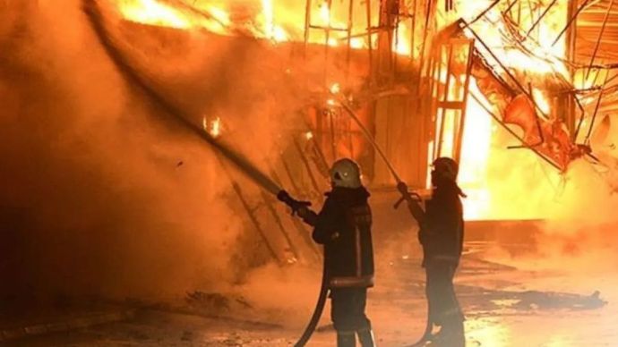 Pemadam kebakaran berupaya memadamkan api di sebuah pusar perbelanjaan di Dhaka, Bangladesh, Kamis 29 Februari 2024. /ANTARA/Anadolu/py.